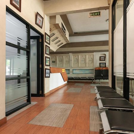Отель Reddoorz Near Mandaya Royal Hospital Puri Тангеранг Экстерьер фото