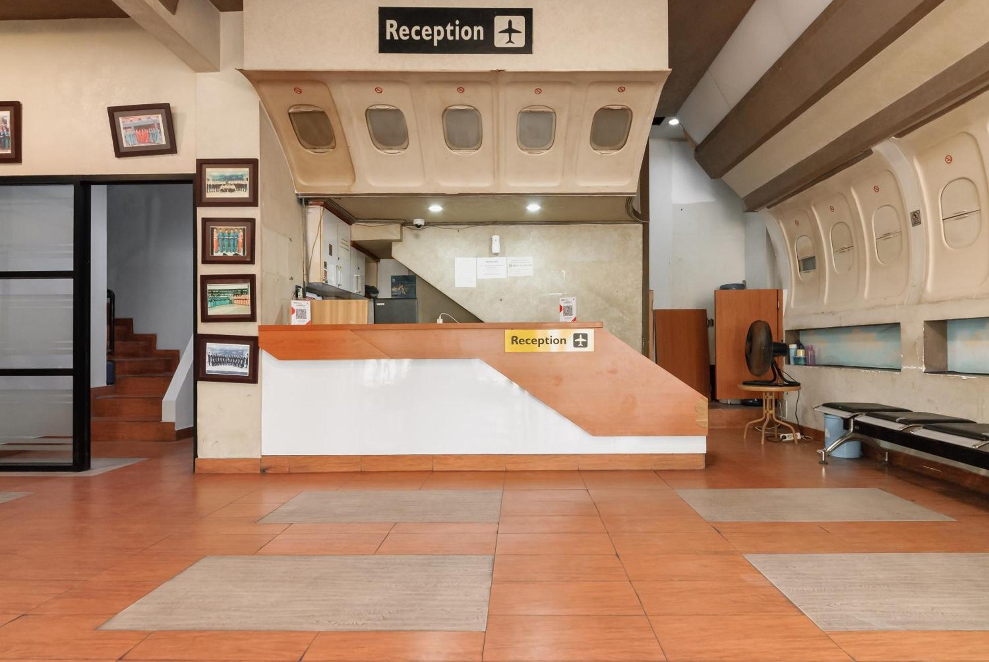 Отель Reddoorz Near Mandaya Royal Hospital Puri Тангеранг Экстерьер фото