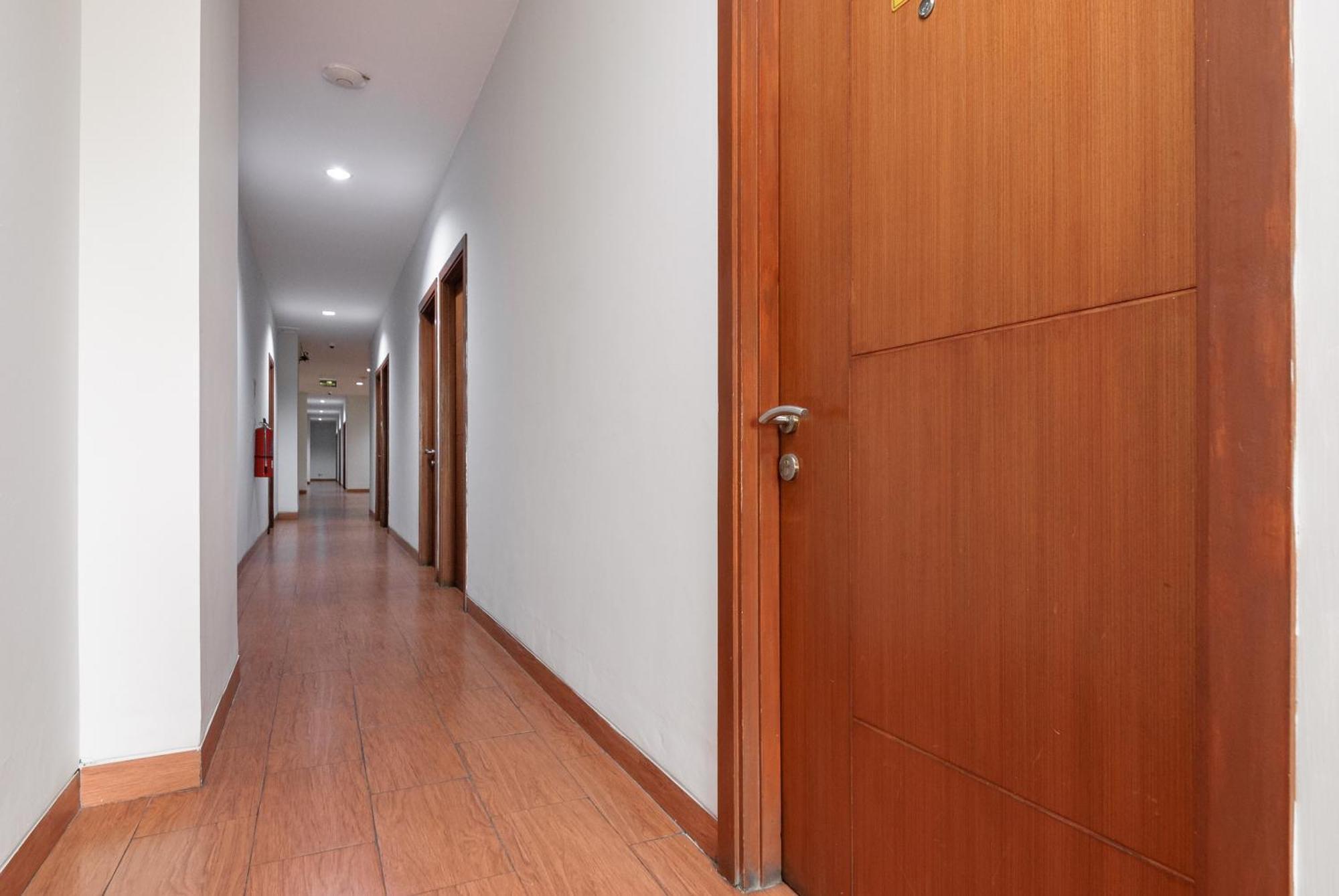 Отель Reddoorz Near Mandaya Royal Hospital Puri Тангеранг Экстерьер фото