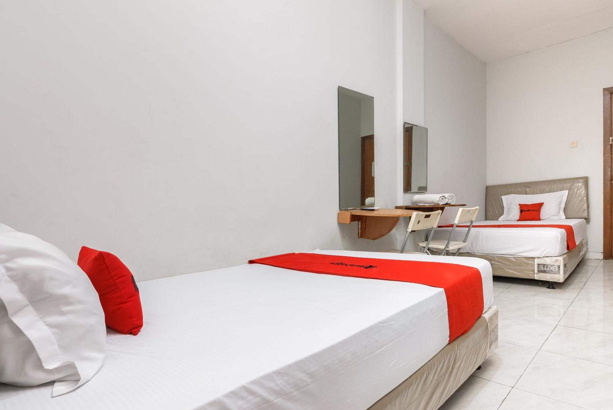 Отель Reddoorz Near Mandaya Royal Hospital Puri Тангеранг Экстерьер фото
