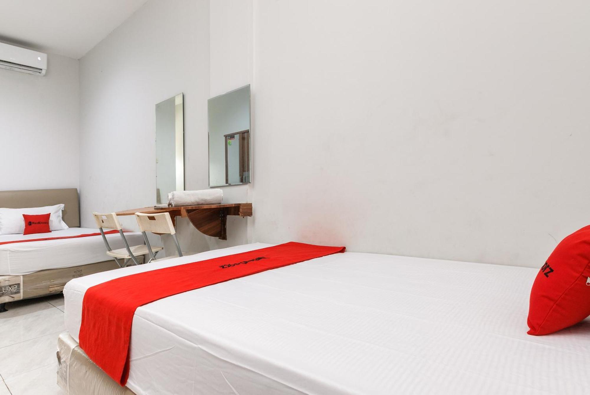 Отель Reddoorz Near Mandaya Royal Hospital Puri Тангеранг Экстерьер фото