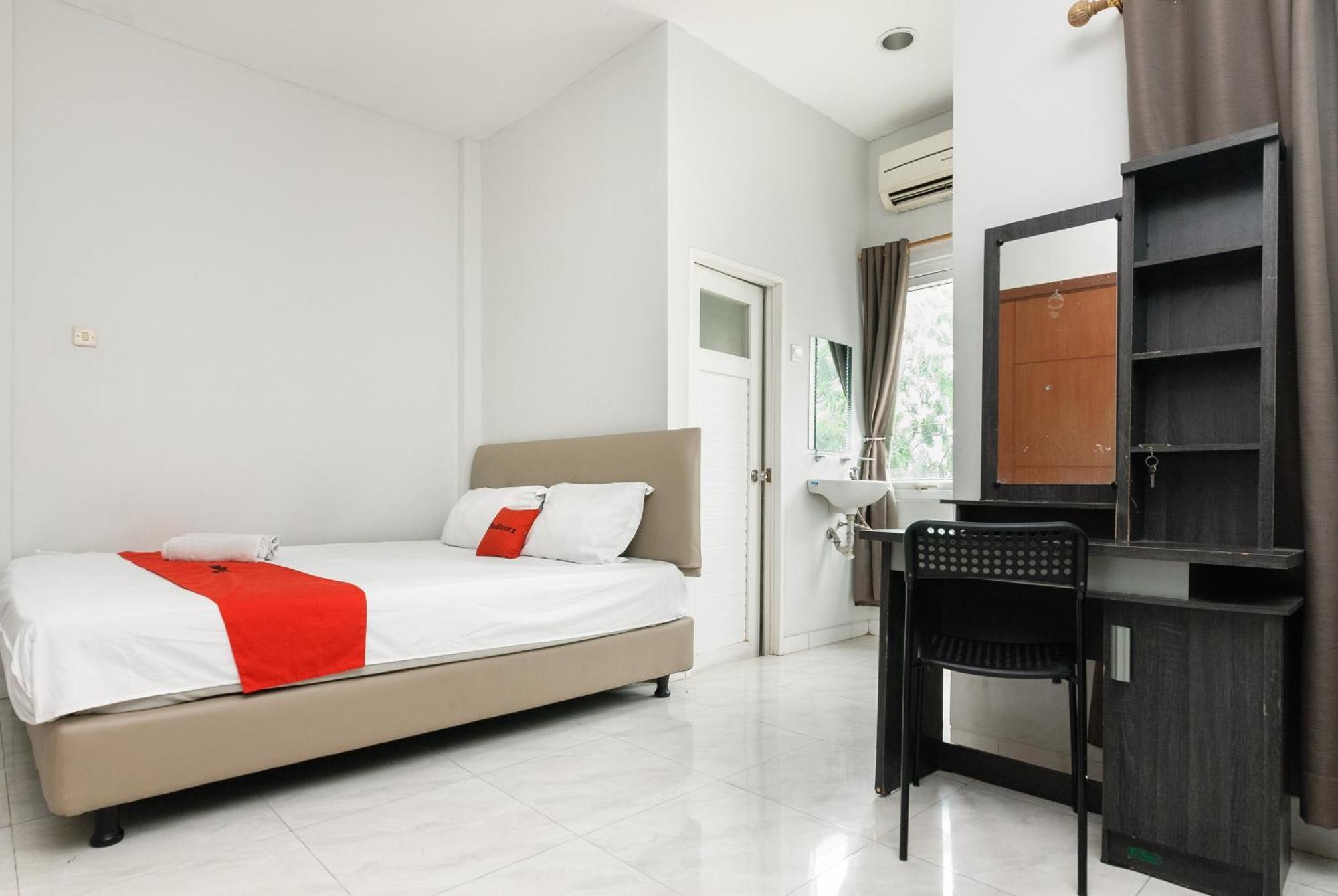Отель Reddoorz Near Mandaya Royal Hospital Puri Тангеранг Экстерьер фото