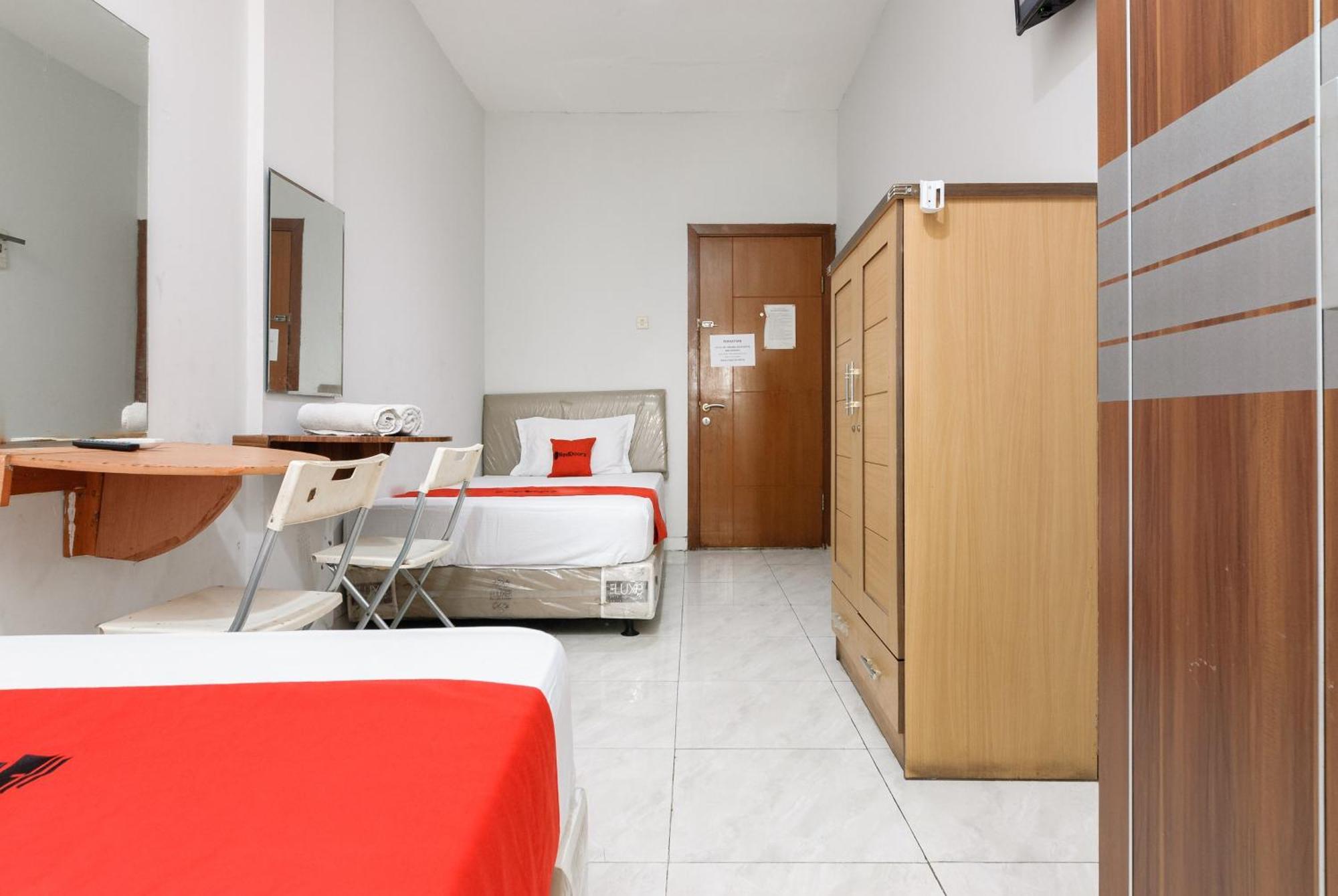 Отель Reddoorz Near Mandaya Royal Hospital Puri Тангеранг Экстерьер фото