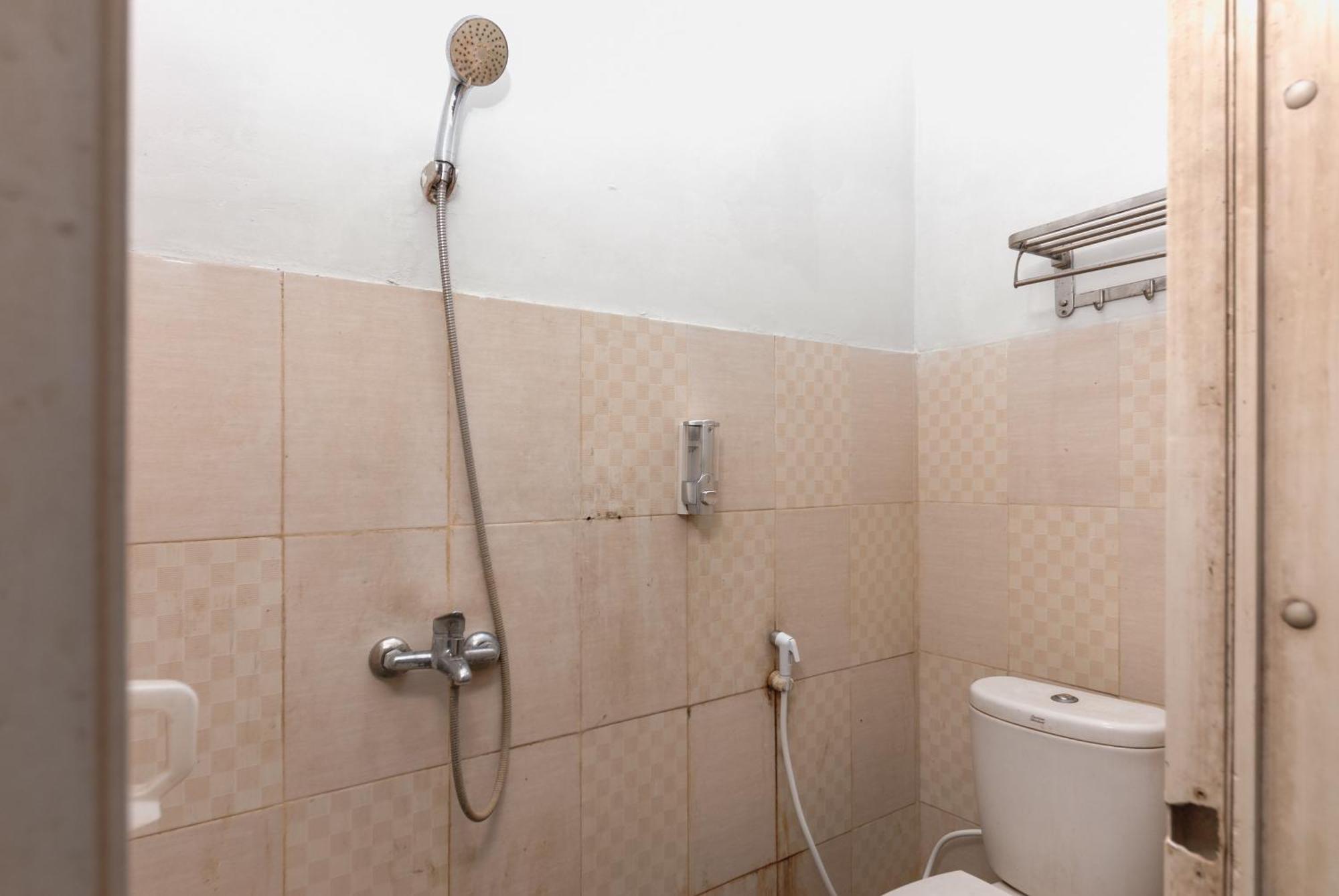 Отель Reddoorz Near Mandaya Royal Hospital Puri Тангеранг Экстерьер фото