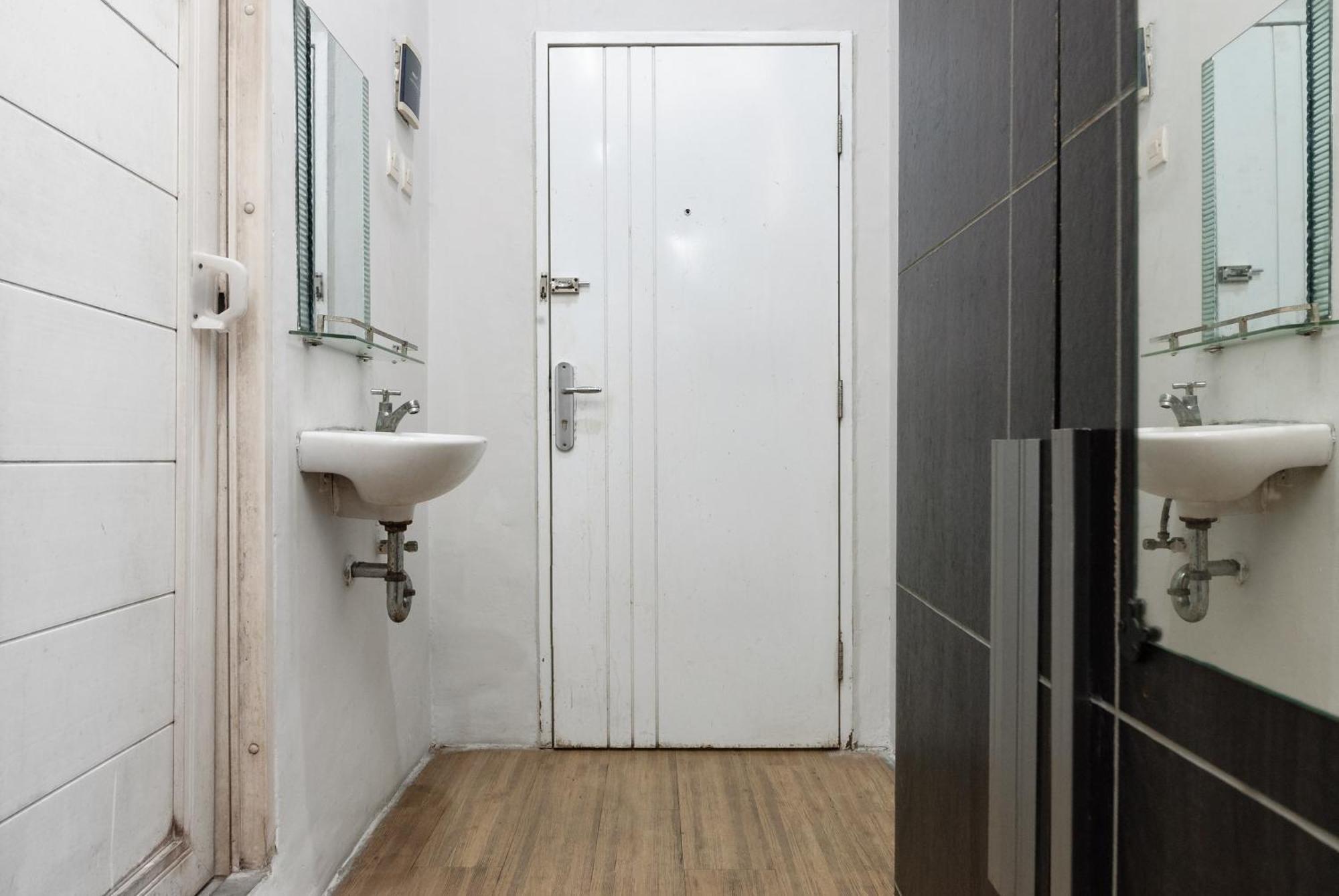 Отель Reddoorz Near Mandaya Royal Hospital Puri Тангеранг Экстерьер фото