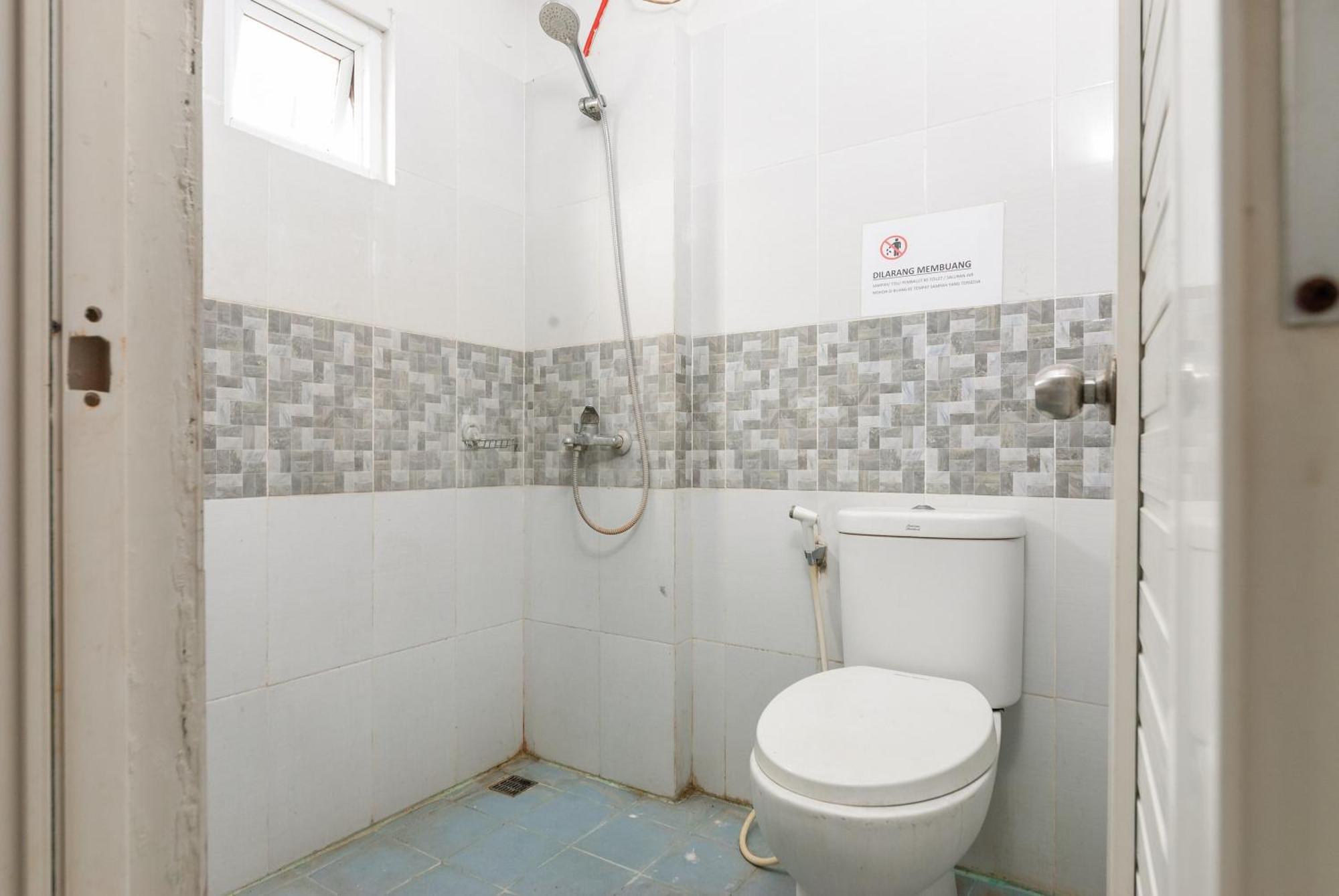 Отель Reddoorz Near Mandaya Royal Hospital Puri Тангеранг Экстерьер фото